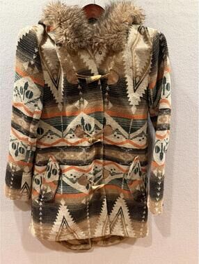 BB Dakota Faux Fur Hooded Coat Aztec Design W/Toggle Buttons Exc Size Small ￼